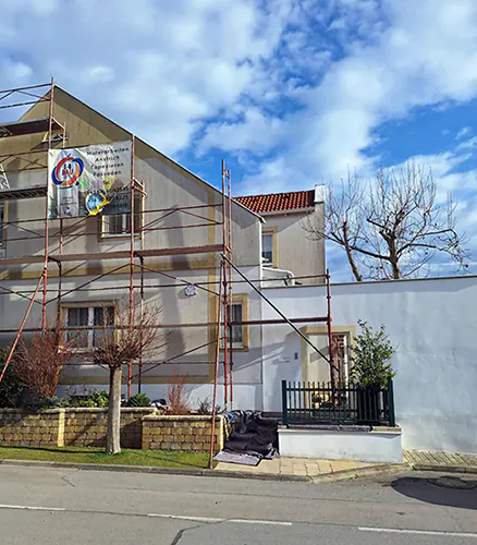 Homlokzatfestés | folyamatban, állványzattal